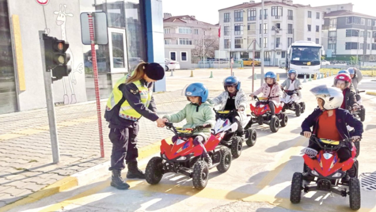 Tekirdağ'da Öğrenciler Jandarmanın Mobil Trafik Eğitim Aracında Bilgilendirildi