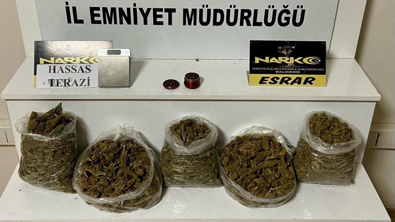 Balıkesir'de Bavula Gizlenmiş 2 Kilo 510 Gram Esrar Ele Geçirildi