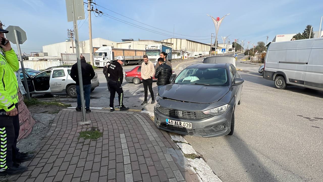 Kocaeli'de Ciple Çarpışan Otomobilin Sürücüsü Yaralandı