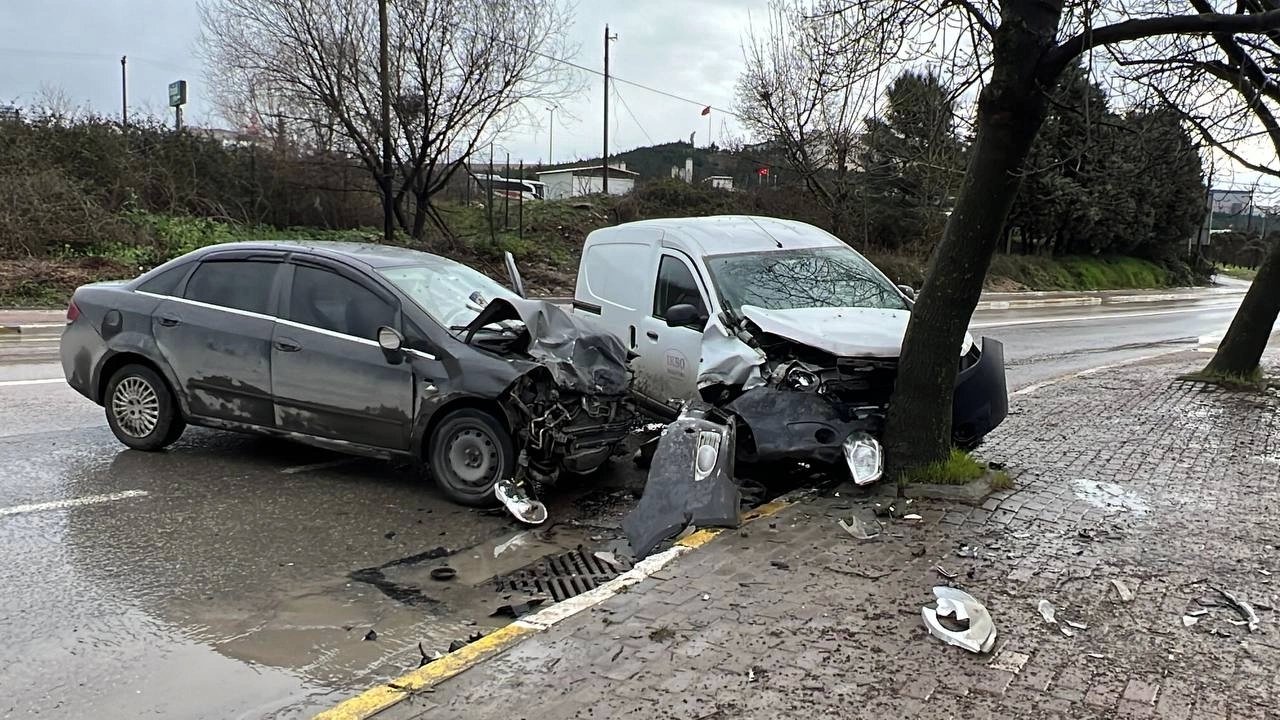 Hafif Ticari Araç ile Otomobil Karıştığı Feci Kazada 3 Yaralı