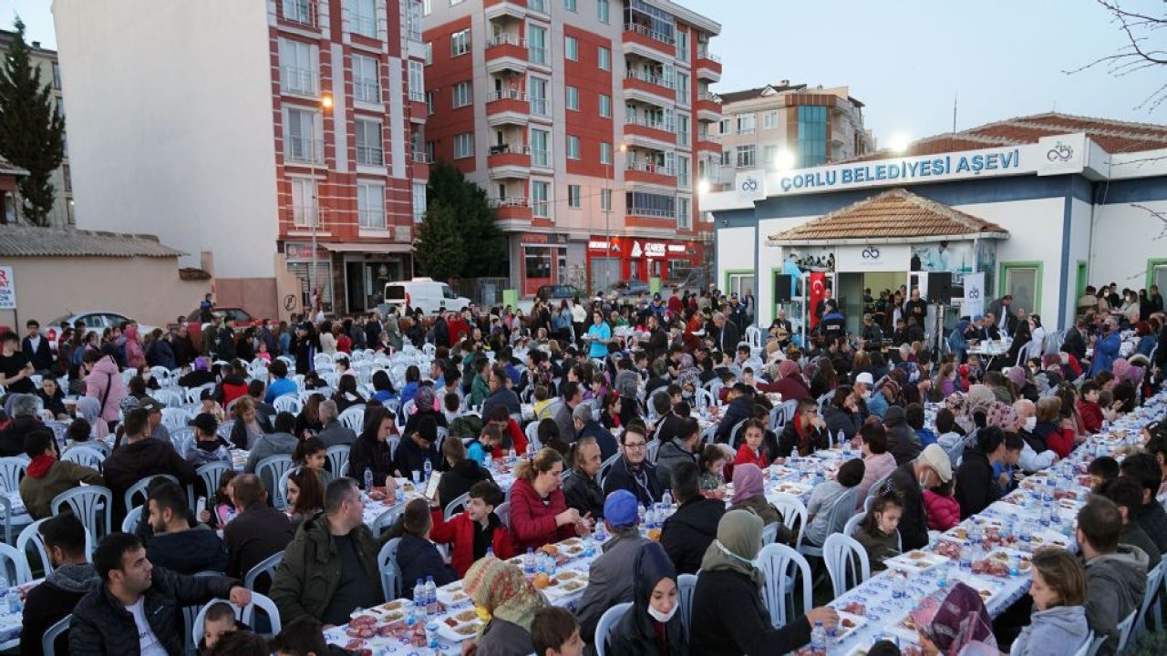 Çorlu'da Belediye Başkanı Sarıkurt'tan Ramazan Sofrası