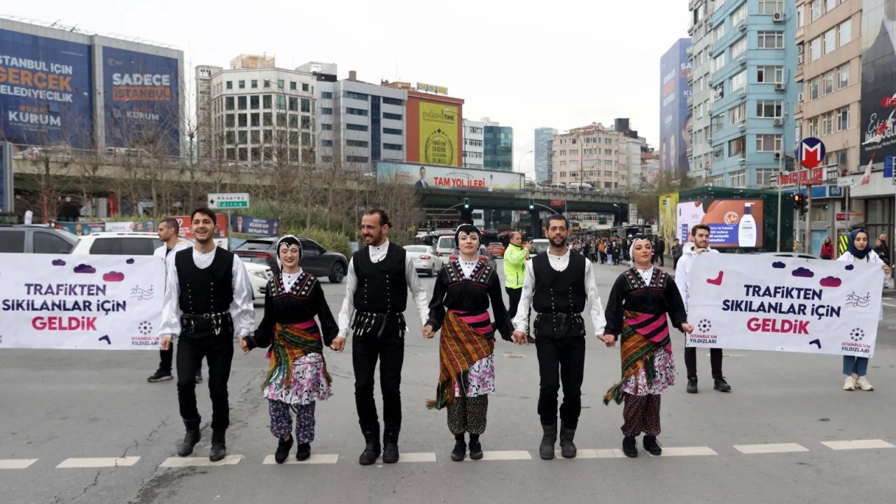 Trafikte Bekleyenler Horon Sürpriziyle Karşılaştı