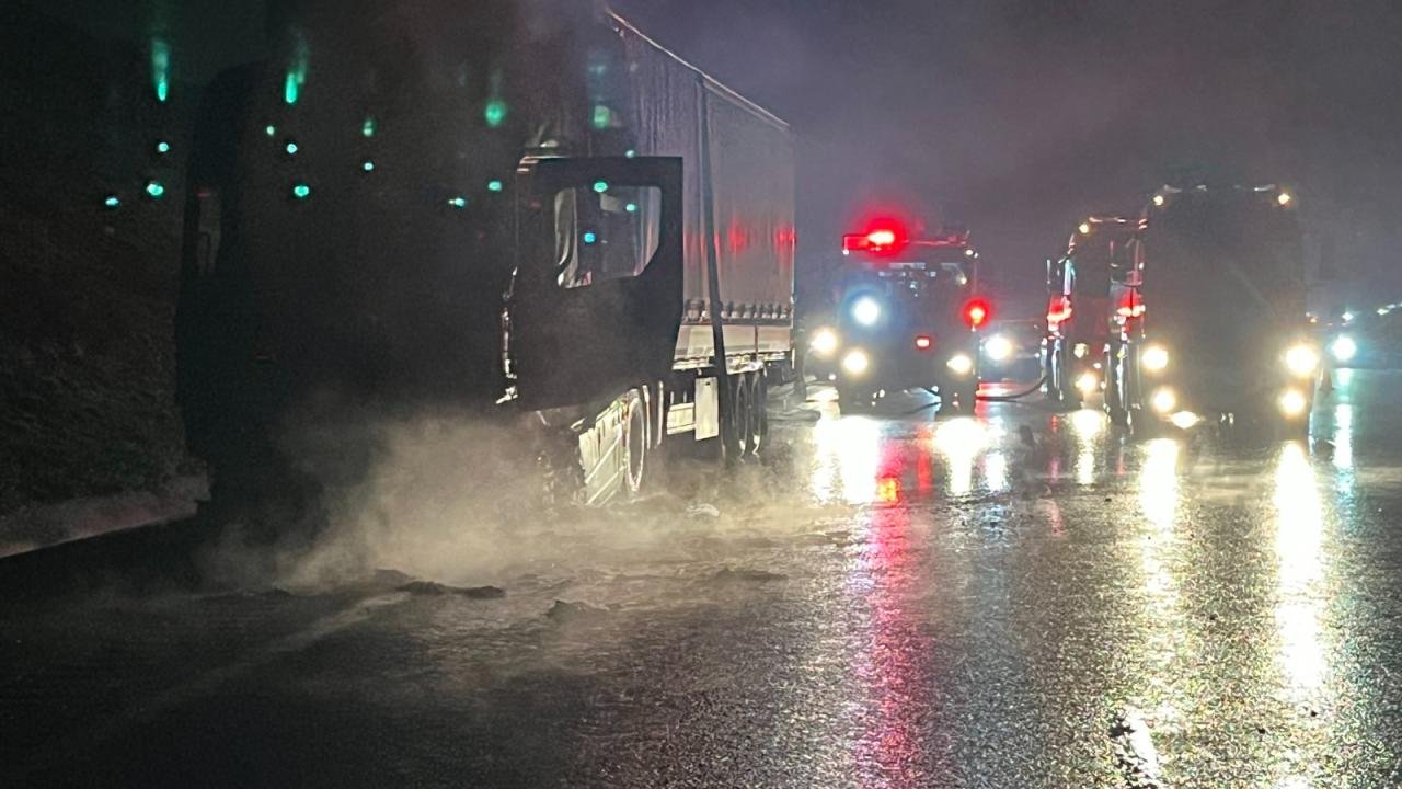 Kuzey Marmara Otoyolu'nda Tır Cayır Cayır Yandı