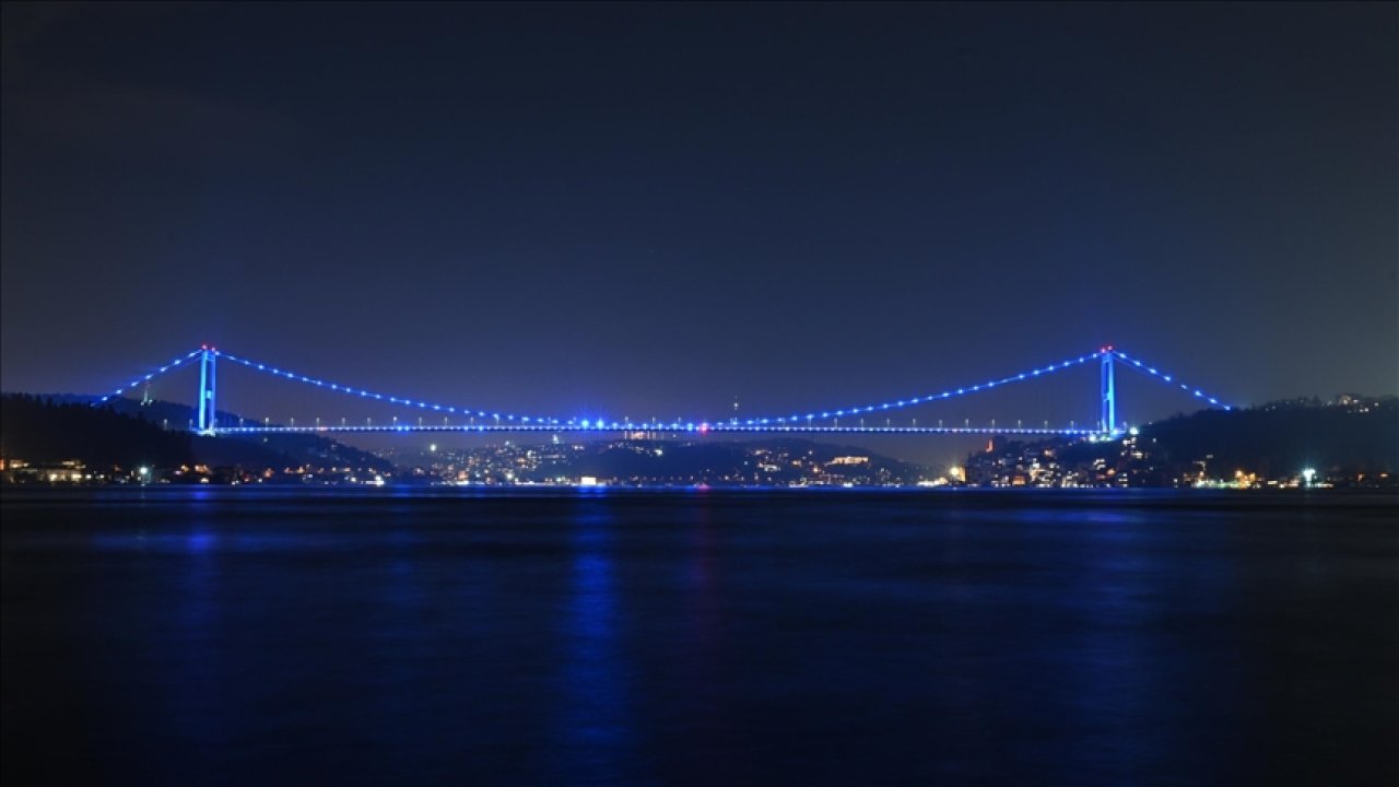 Fsm Köprüsü Kolon Kanseri Farkındalığı İçin Işıklandırıldı