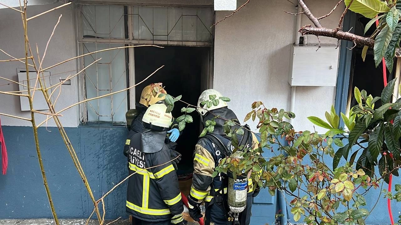 Ev Yangınında Dumandan Etkilenen Çocuk Hastaneye Kaldırıldı