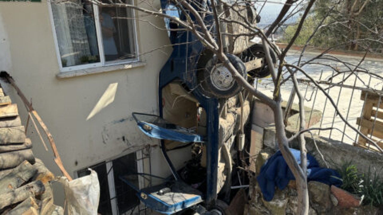 İki Bina Arasındaki Boşlukta Asılı Kalan Otomobilin Sürücüsü Hastanede Öldü