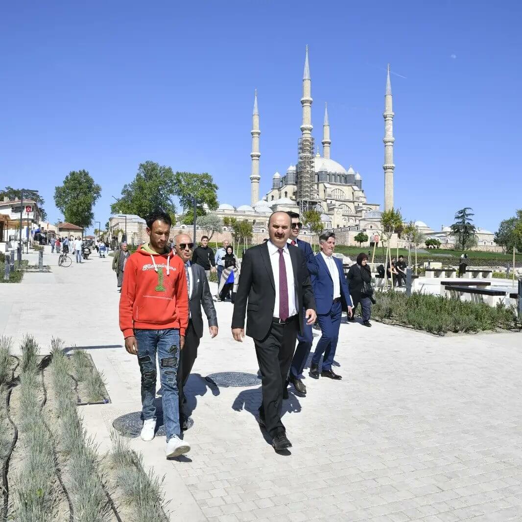 Selimiye Meydanı'ndaki çalışmaları inceledi