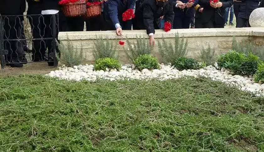 Şehit Öğretmen Tunca ve Üsteğmen Yıldırım Edirne'deki Kabirlerinde Anıldı