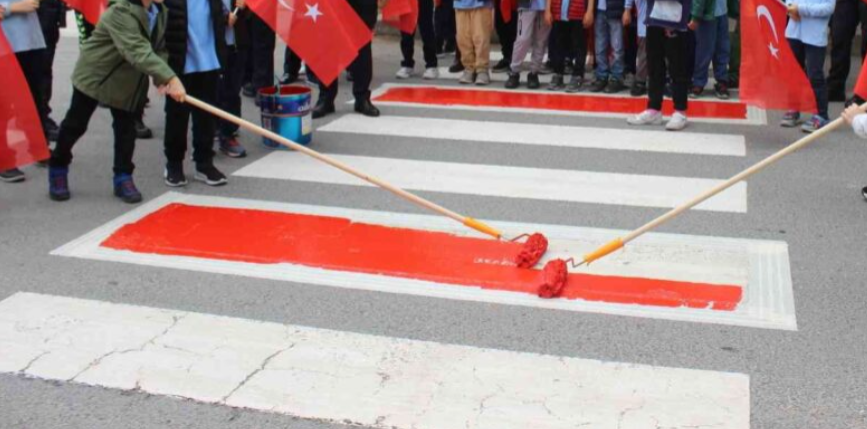 Keşan'da Yaya Geçidi Çizgisi Kırmızıya Boyandı