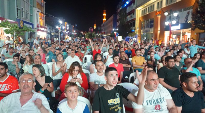 Saraçlar'da Nefesler Milli Takım İçin Tutuldu