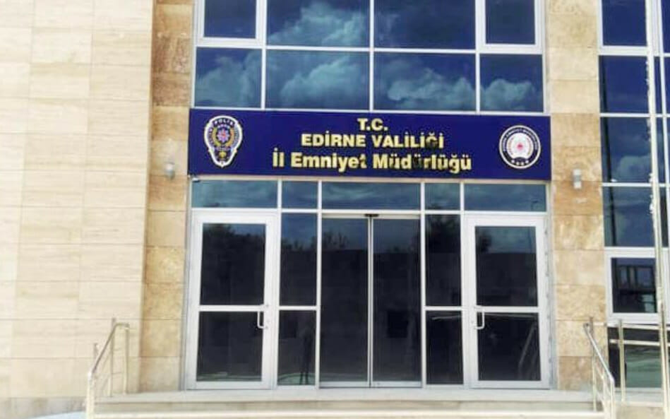 Edirne'de Bir Şahsın Çantasından Çok Sayıda Kaçak Ürün Çıktı