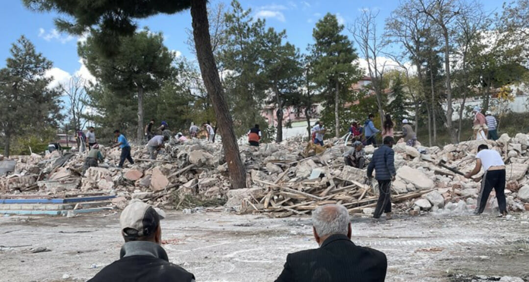 Edirne'de Riskli Okul Binası Yıkıldı