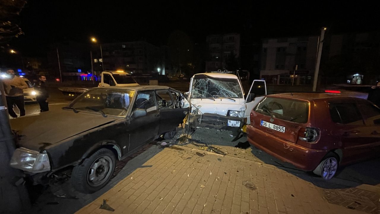 Bursa’da Park Halindeki 3 Araca Çarpıp Kaçtı