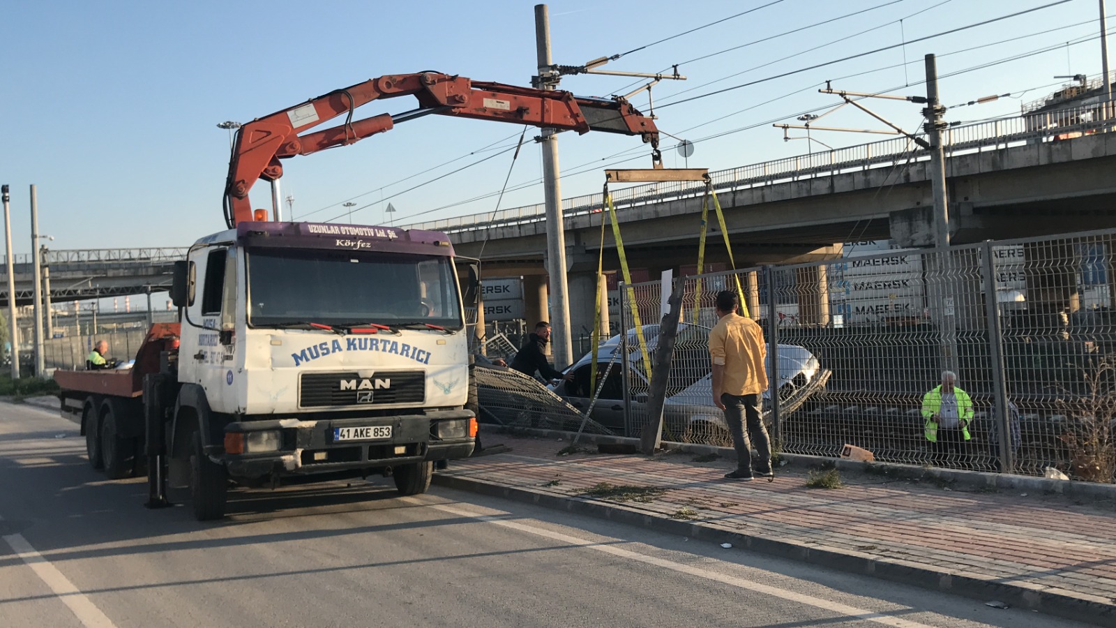 Kocaeli’de Feci Kaza! Raylara Düşen Araç Tren Seferlerini Etkiledi