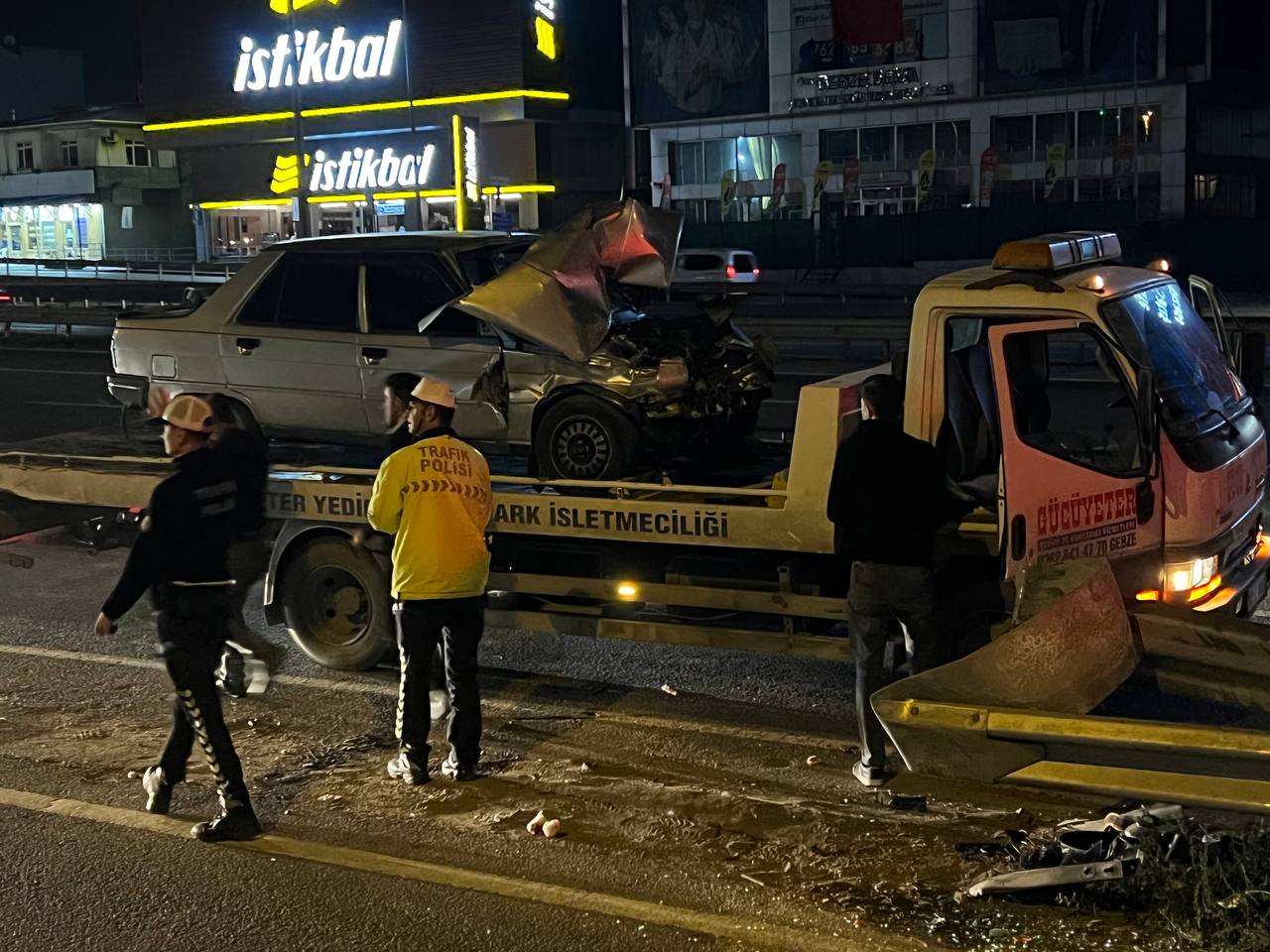 Kocaeli’de Kaza! Bariyerlere Çarpan Otomobildeki 2 Kişi Yaralandı