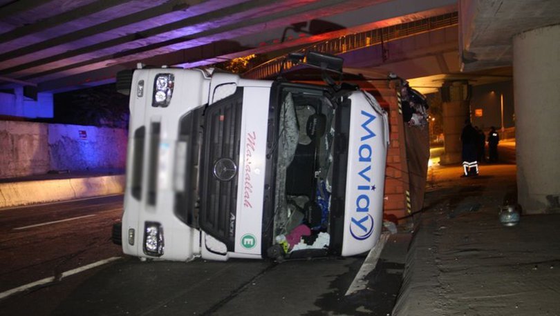 İstanbul’da Üst Geçide Çarpan Tır, Otomobilin Üzerine Devrildi