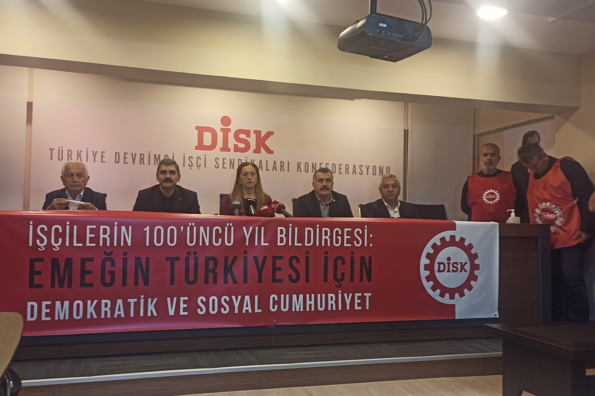 DİSK, İşçilerin Yüzüncü Yıl Bildirgesini Yayınladı