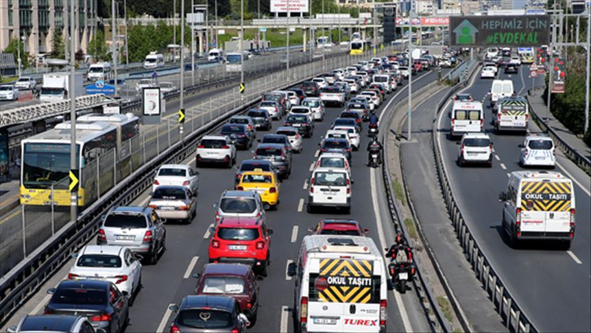 İstanbul'da Kadın Sürücünün Aracına Zarar Verildi