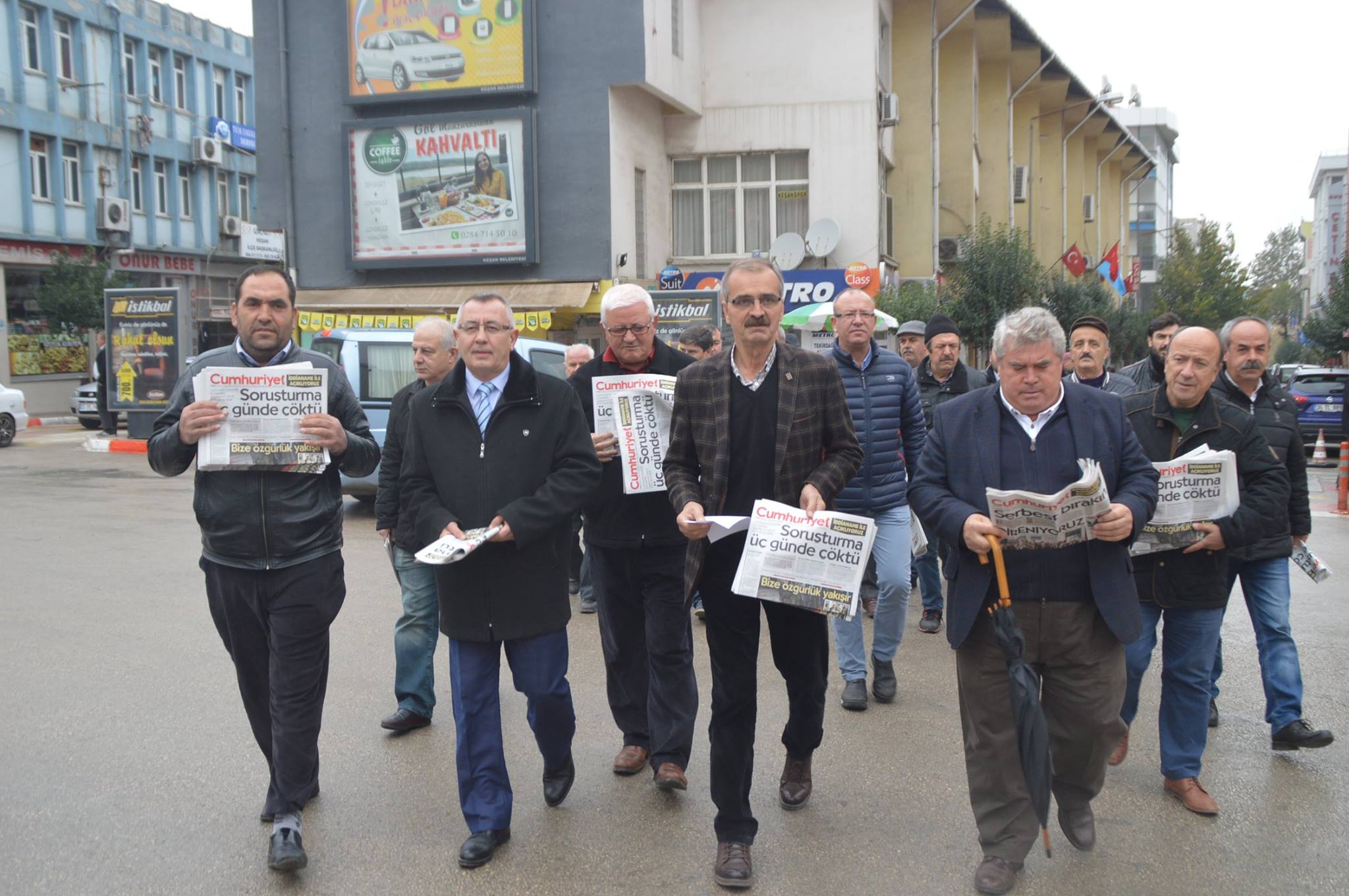 Cumhuriyet Gazetesine Yapılan Operasyonu, Gazeteyi Ücretsiz Dağıtarak Protesto Ettiler