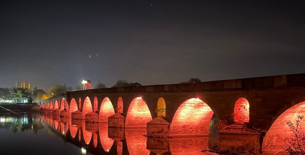 Meriç Köprüsü Turuncu Renkle Işıklandırıldı