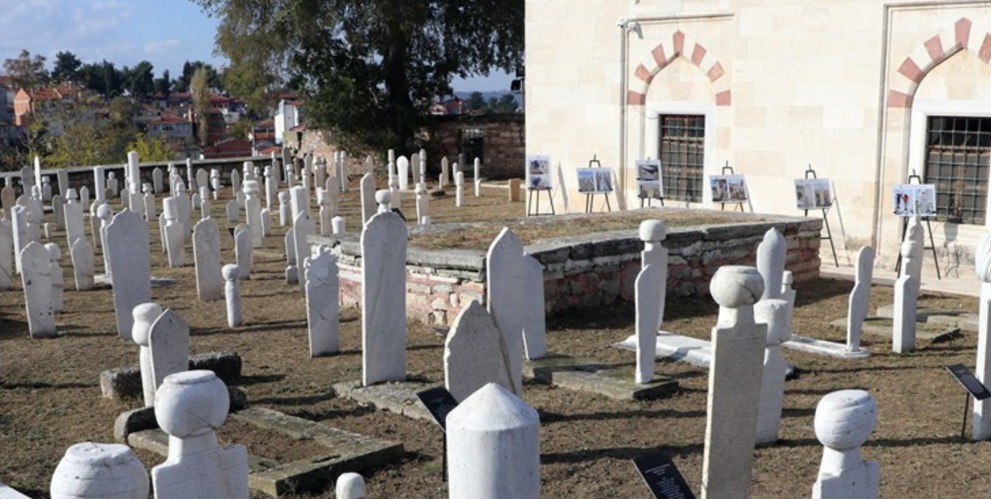 Edirne'deki Muradiye Camisi'nin Mezar Taşları Onarıldı