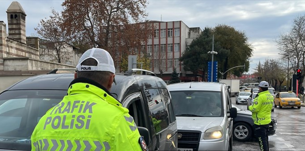 Edirne'de 60'a Yakın Otomobil Kontrol Edildi