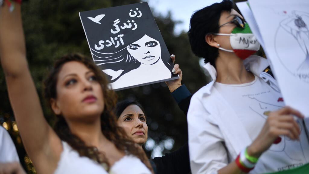 Türk Kadınının Seçme ve Seçilme Gününde İran'dan Geri Adım