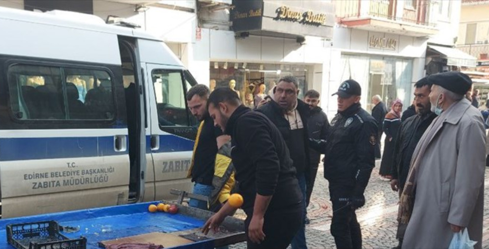 Edirne'deki Seyyar Satıcı Zabıtalara Tepki Gösterdi