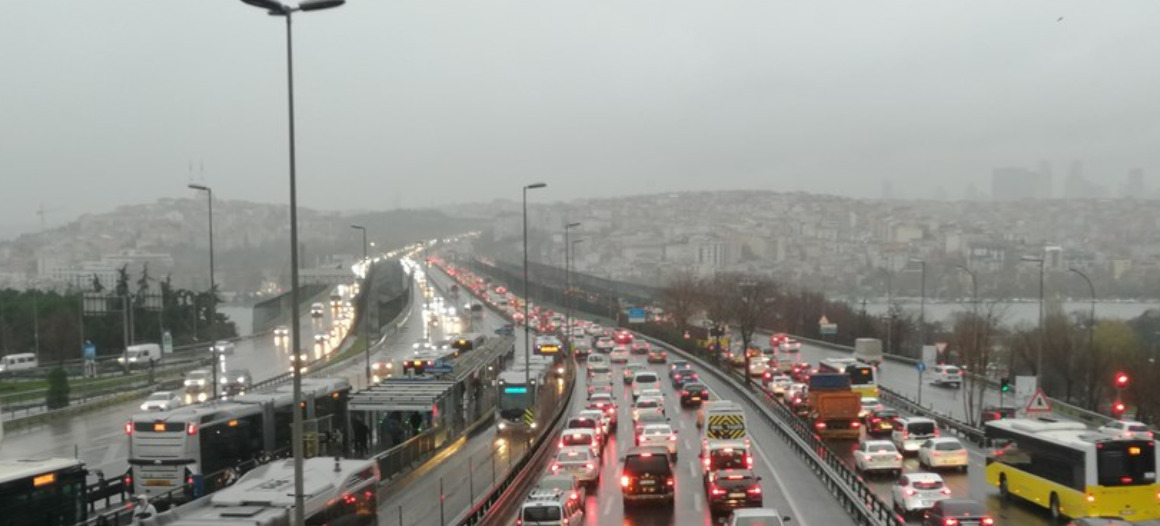 İstanbul'daki Yağış Trafikte Yoğunluk Yaşandı