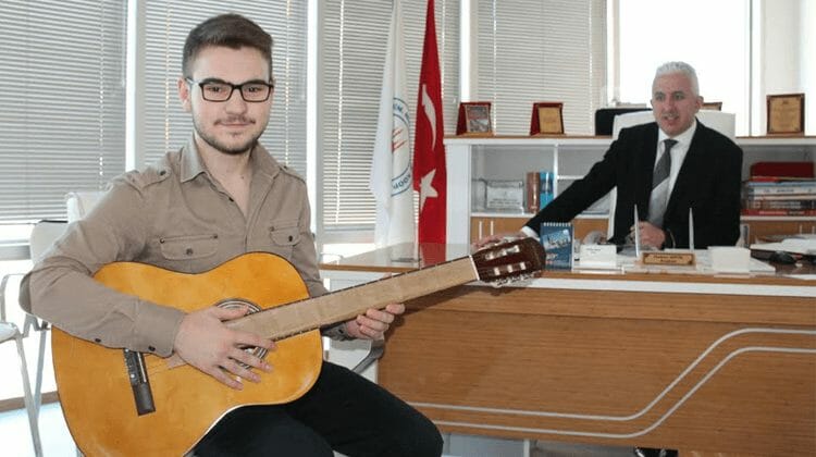 Otobüste Gitarı Kırılan Gence Yeni Gitar