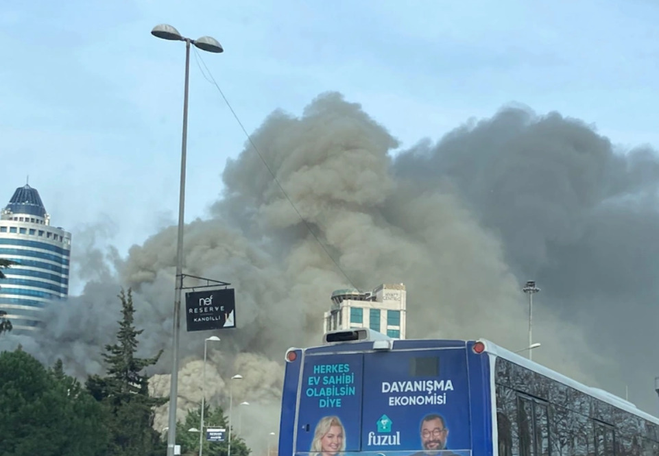 Levent'teki AVM'de Korkutan Yangın Meydana Geldi