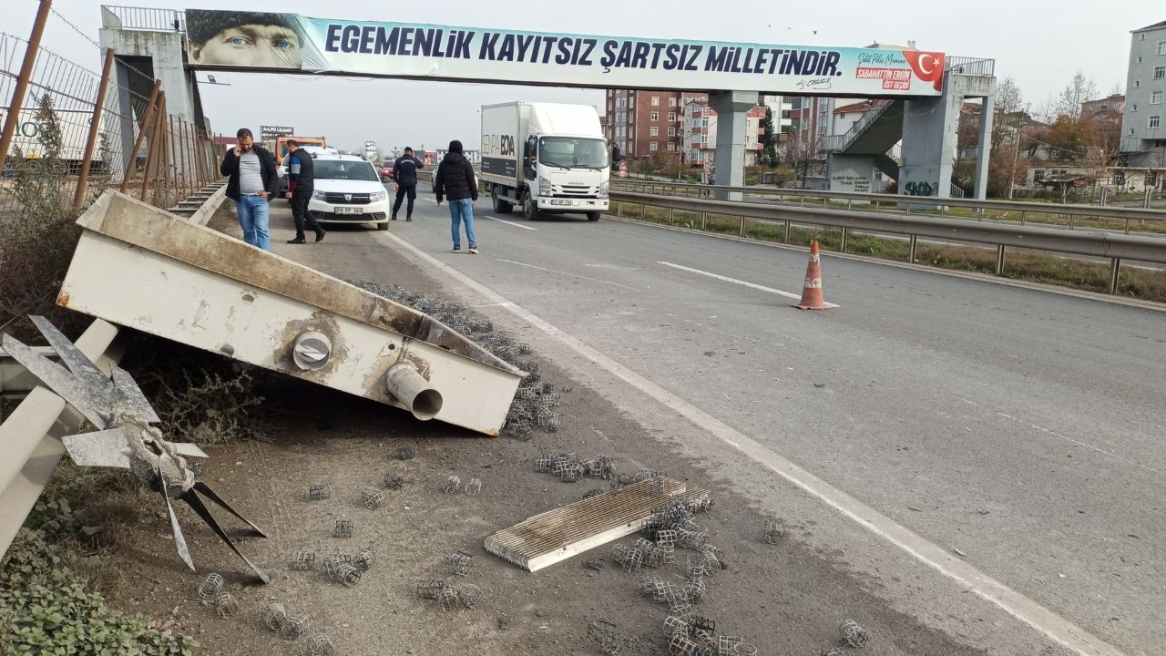 Tekirdağ'da Su Deposu Taşıyan Kamyon, Üst Geçide Hasar Verdi