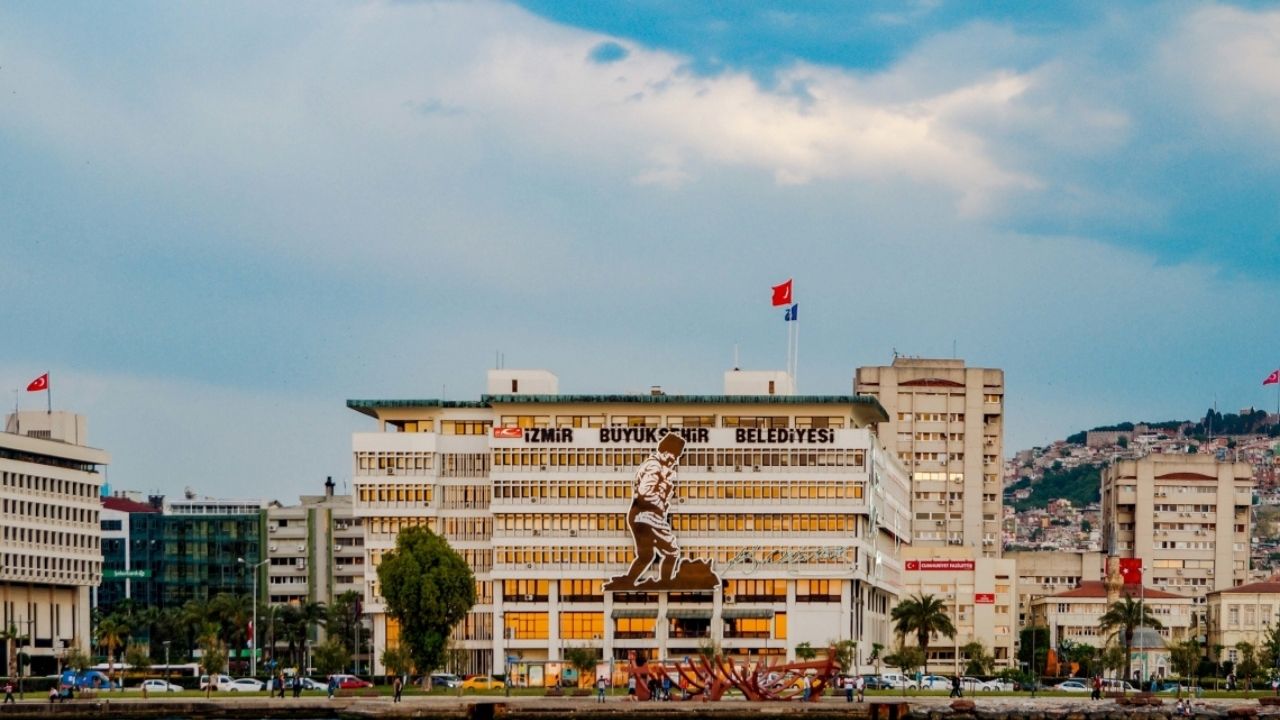 Sadece İzmir'de İkamet Edenler Faydalanabilecek! Giyim, Gıda, Okul, Isınma ve Nakdi Aile Destek Paketleri Açıklandı!