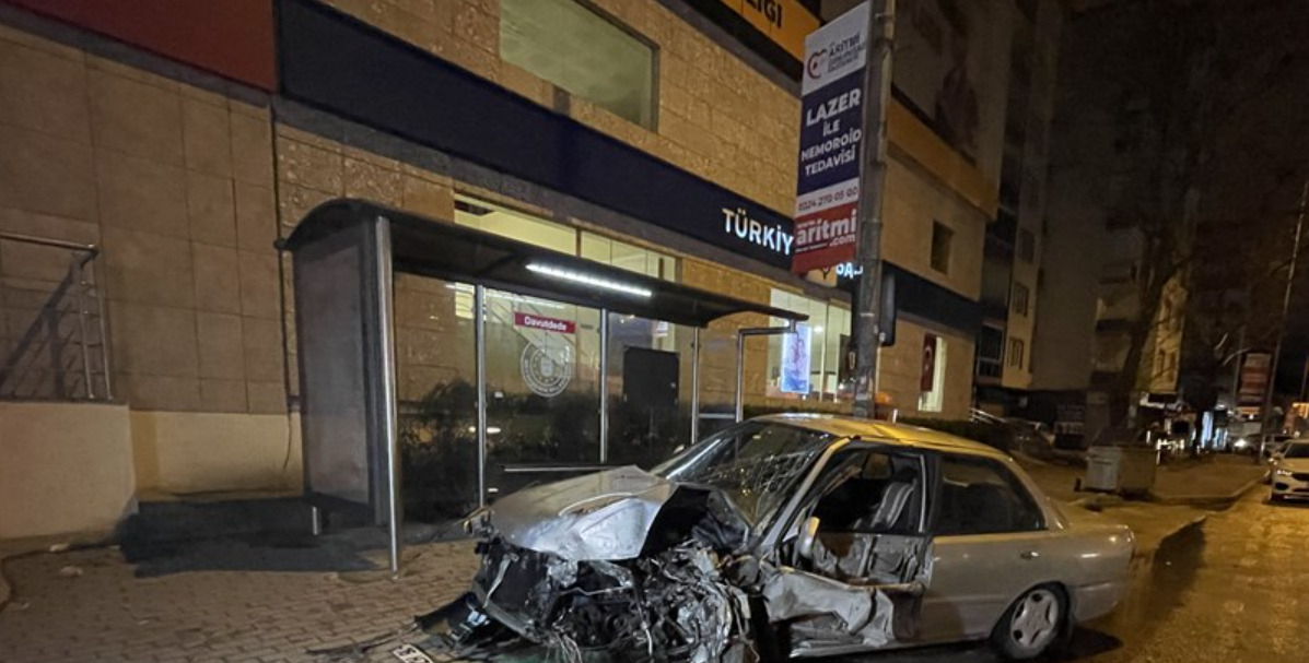 Alkollü Sürücü Metro Duvarına Çarpıp Kaldırıma Çıktı