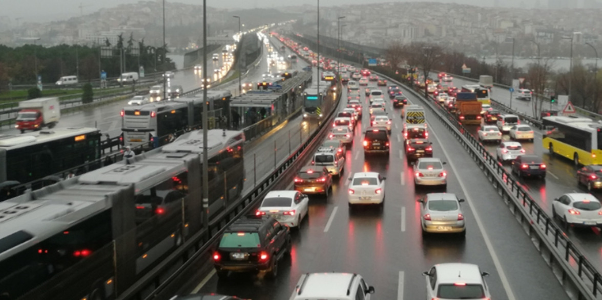 Yağış İstanbulluların Kabusu Oldu: Trafik Kilitlendi!