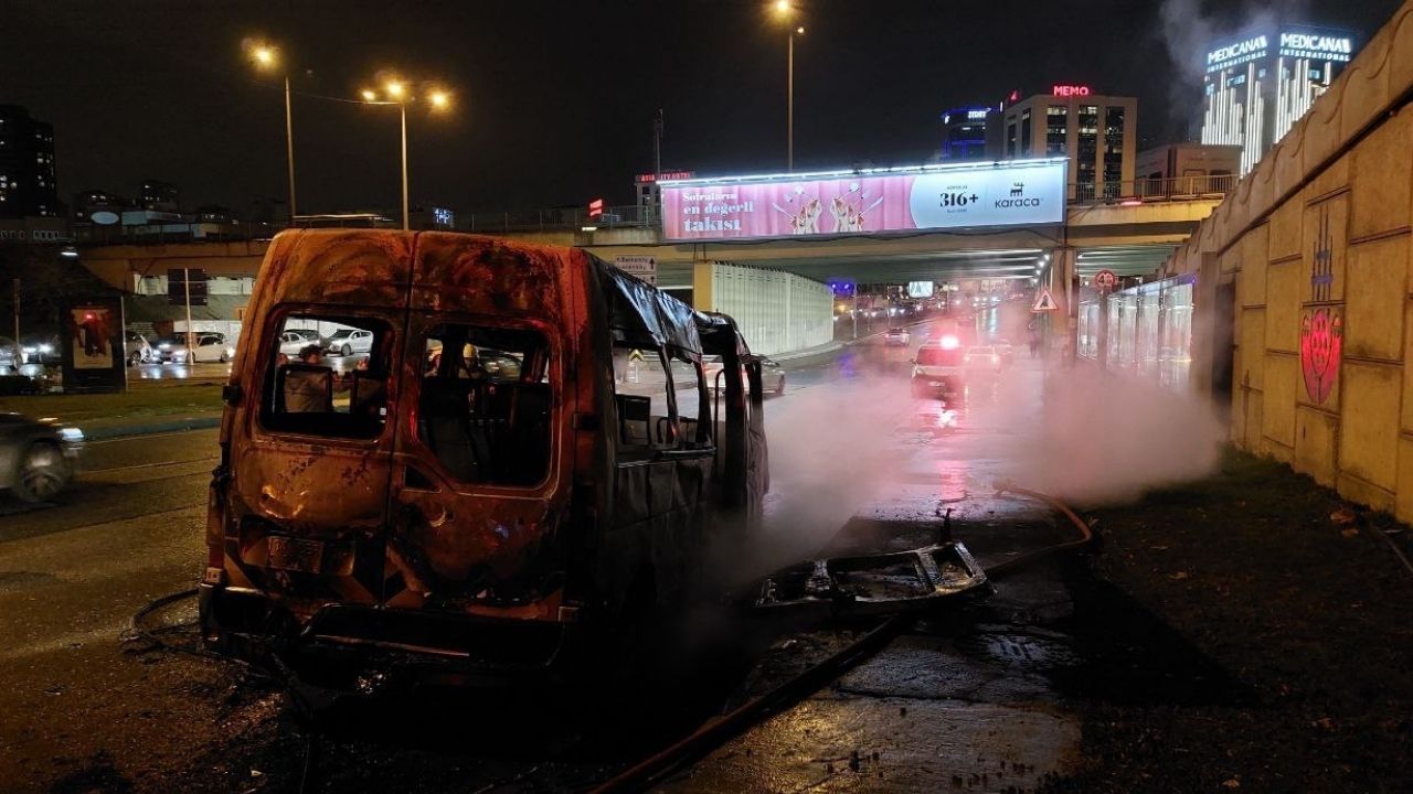 Ataşehir'de Korkutan Dakikalar: Seyir Halindeyken Yanmaya Başladı