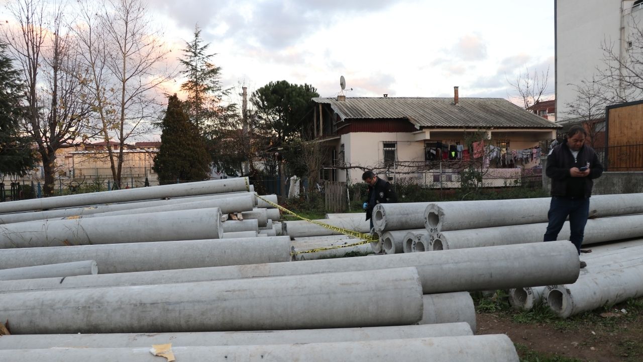 Kocaeli'de Beton Direklere Sıkışan Çocuk Öldü