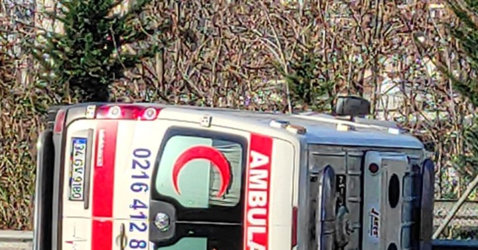 Ataşehir'de Ambulans Devrildi: Sürücü Yaralandı