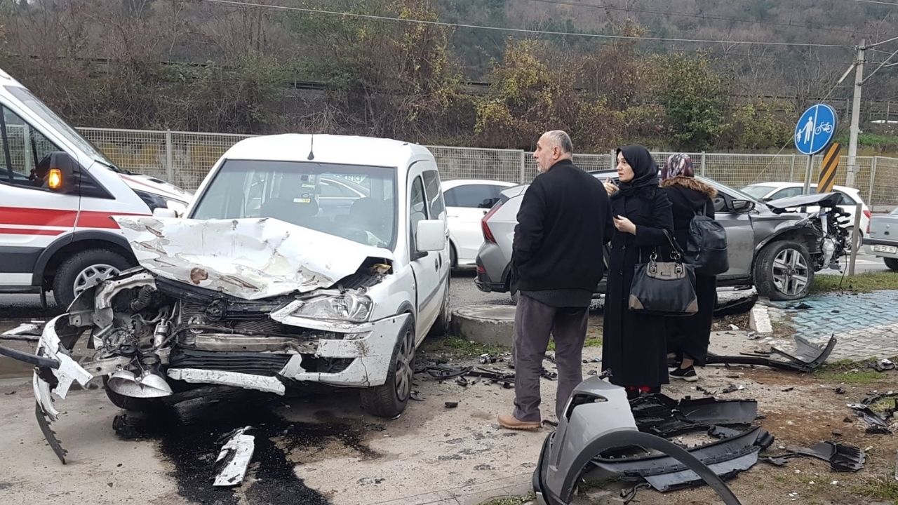 Sakarya'da Can Pazarı: Zincirleme Kazada Çok Sayıda Yaralı