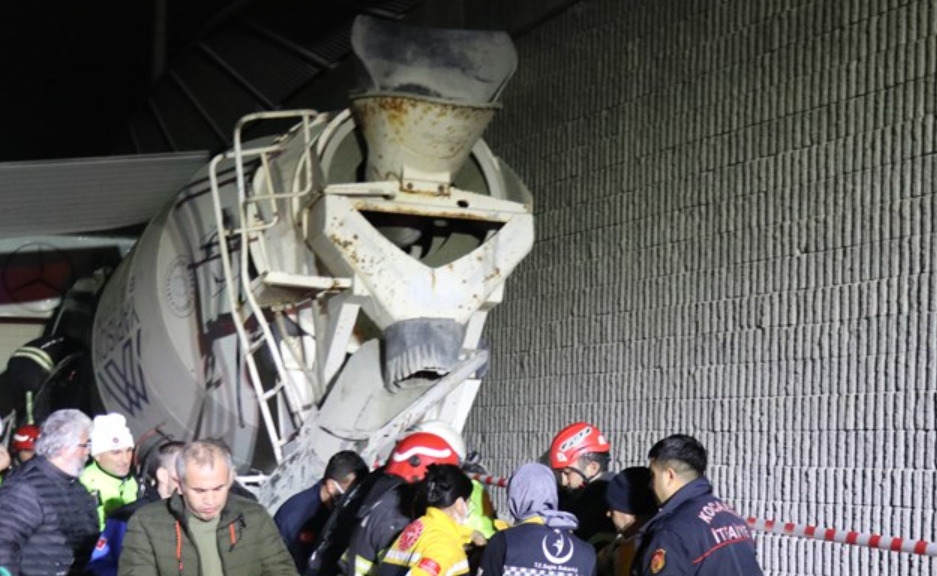 Kocaeli'de Beton Mikseri Köprüden Düştü: Yaralılar Var