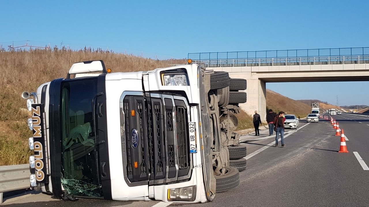 Kocaeli'de Tır Devrildi