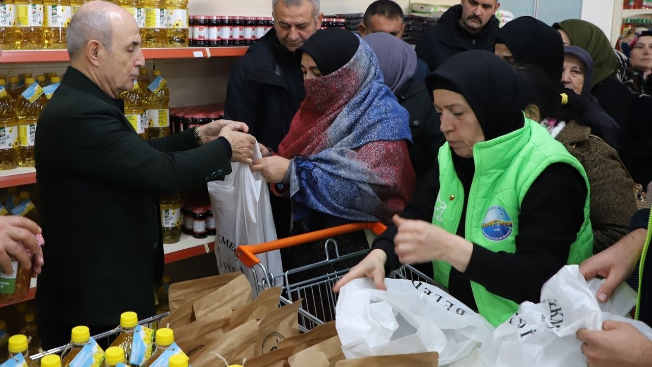 Belediye İhtiyaç Sahiplerine Ayçiçek Yağı Dağıtıyor