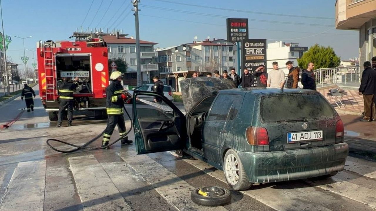 Seyir Halindeki Araç Kendiliğinden Alev Alıp Yanmaya Başladı