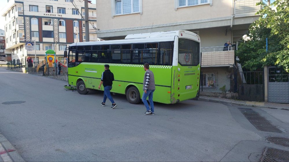 Halk Otobüsü Elektrik Direğine Çarptı: 2 Yaralı