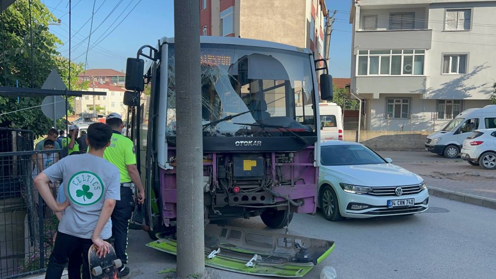 Halk Otobüsü Elektrik Direğine Çarptı: 2 Yaralı