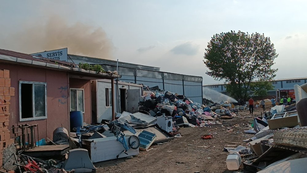 Atık Kağıt Ve Hurda Deposunda Korkutan Yangın